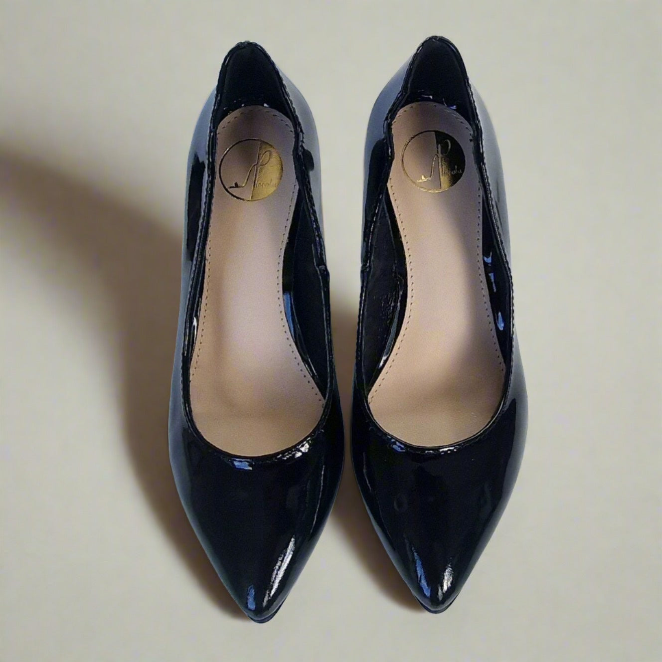 Pointed toe courts in black patent leather