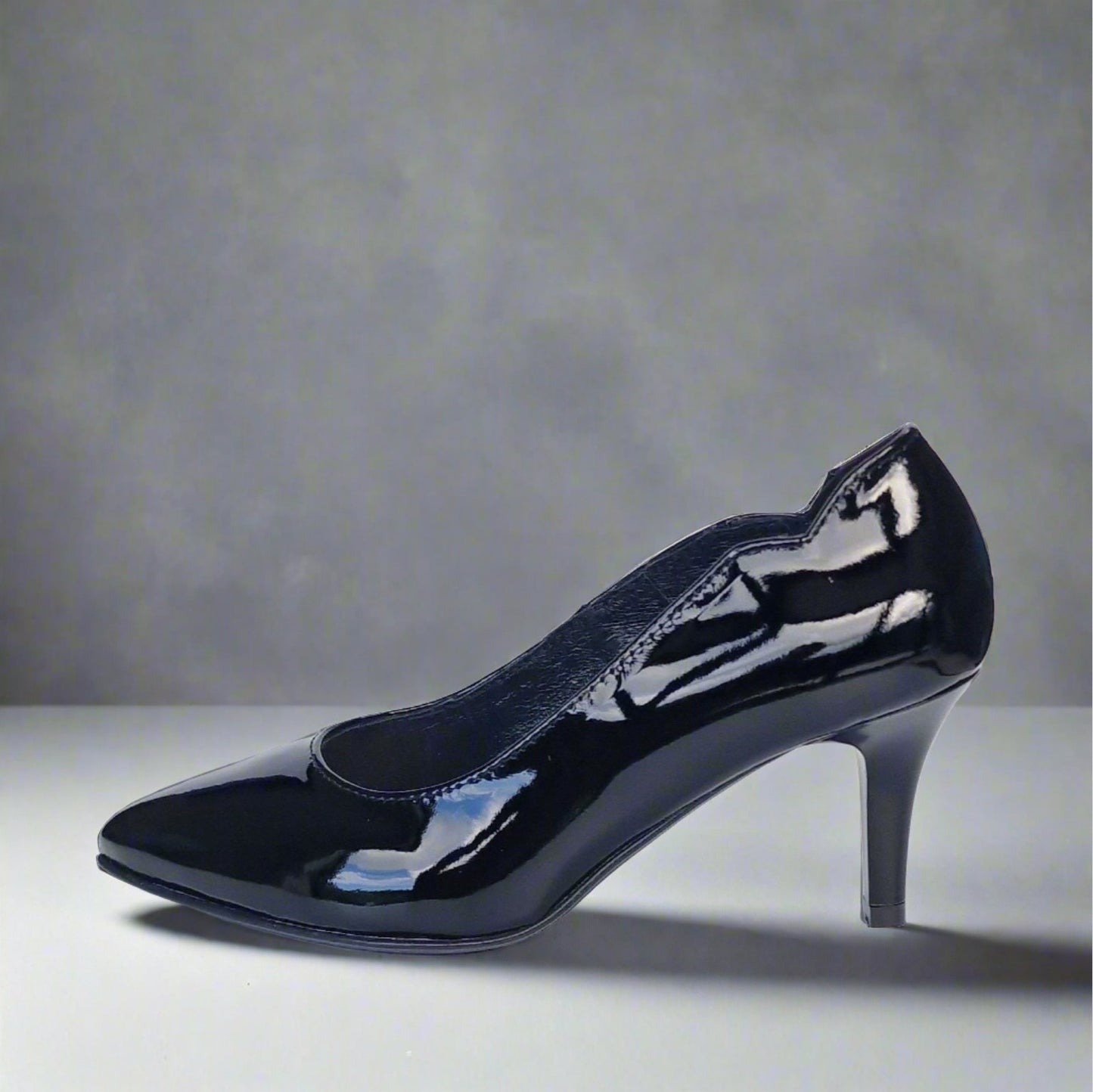 Petite size court heels in black patent leather 