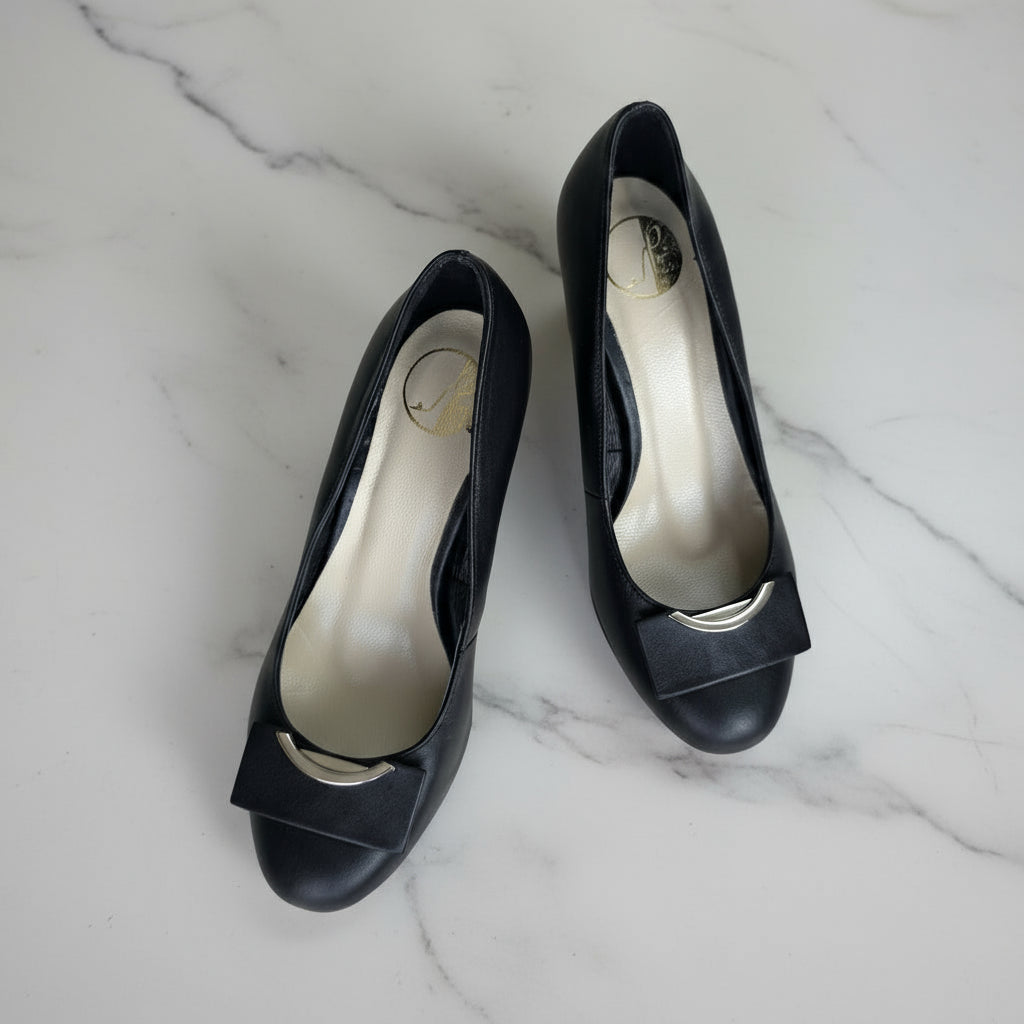 Interior cushioned leather insole of GLAM petite black leather court pumps