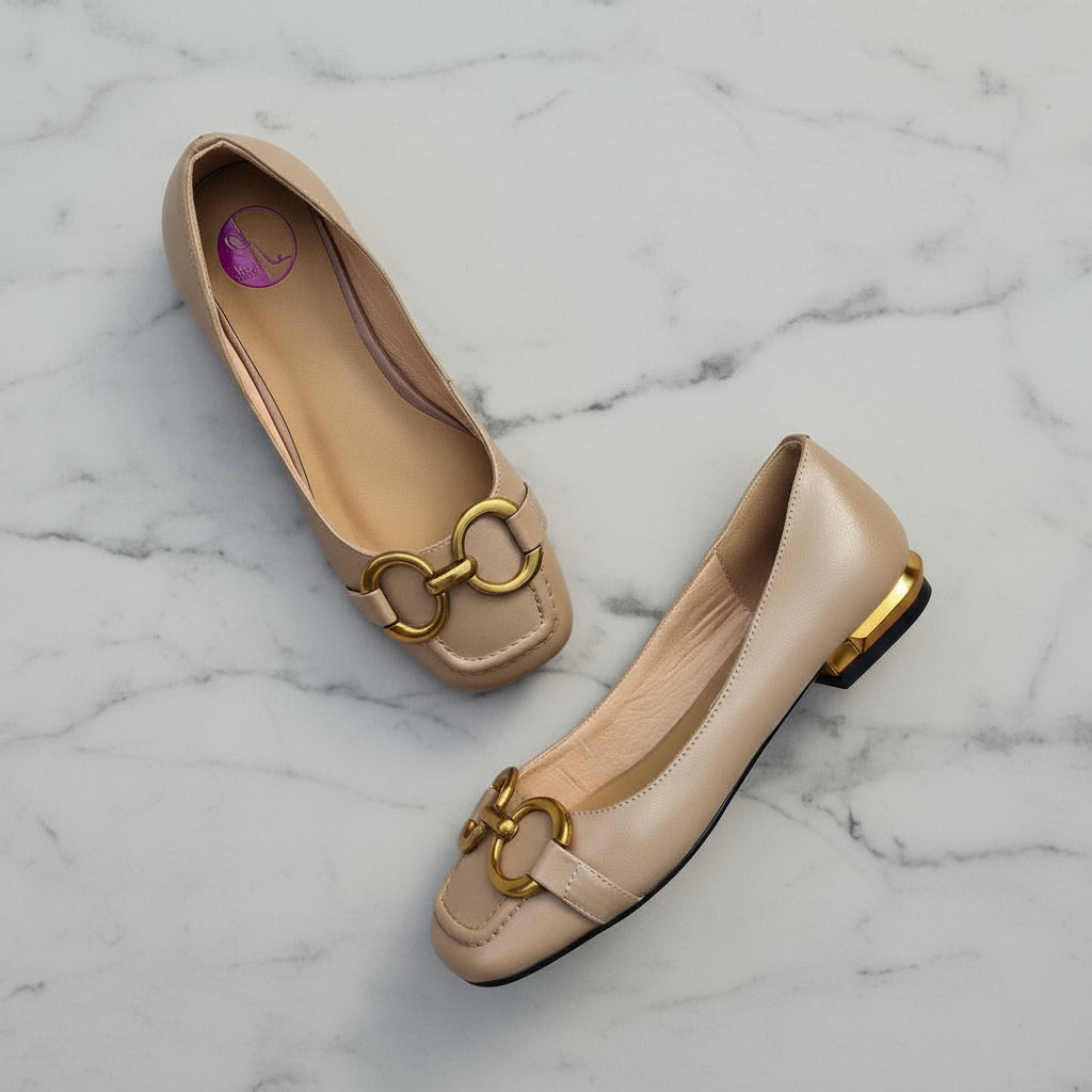 Petite ballerina shoes in beige leather with gold buckle and heel