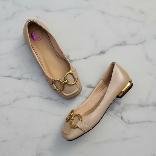 Petite ballerina shoes in beige leather with gold buckle and heel