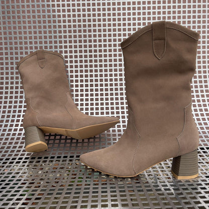 Western boots set on a low cuban heel in beige