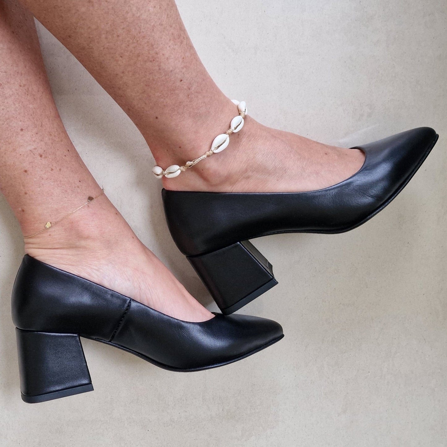Small size block heel court heels in black leather