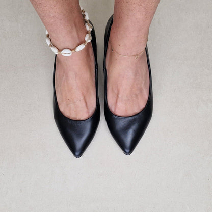 Small size block heel court heels in black leather