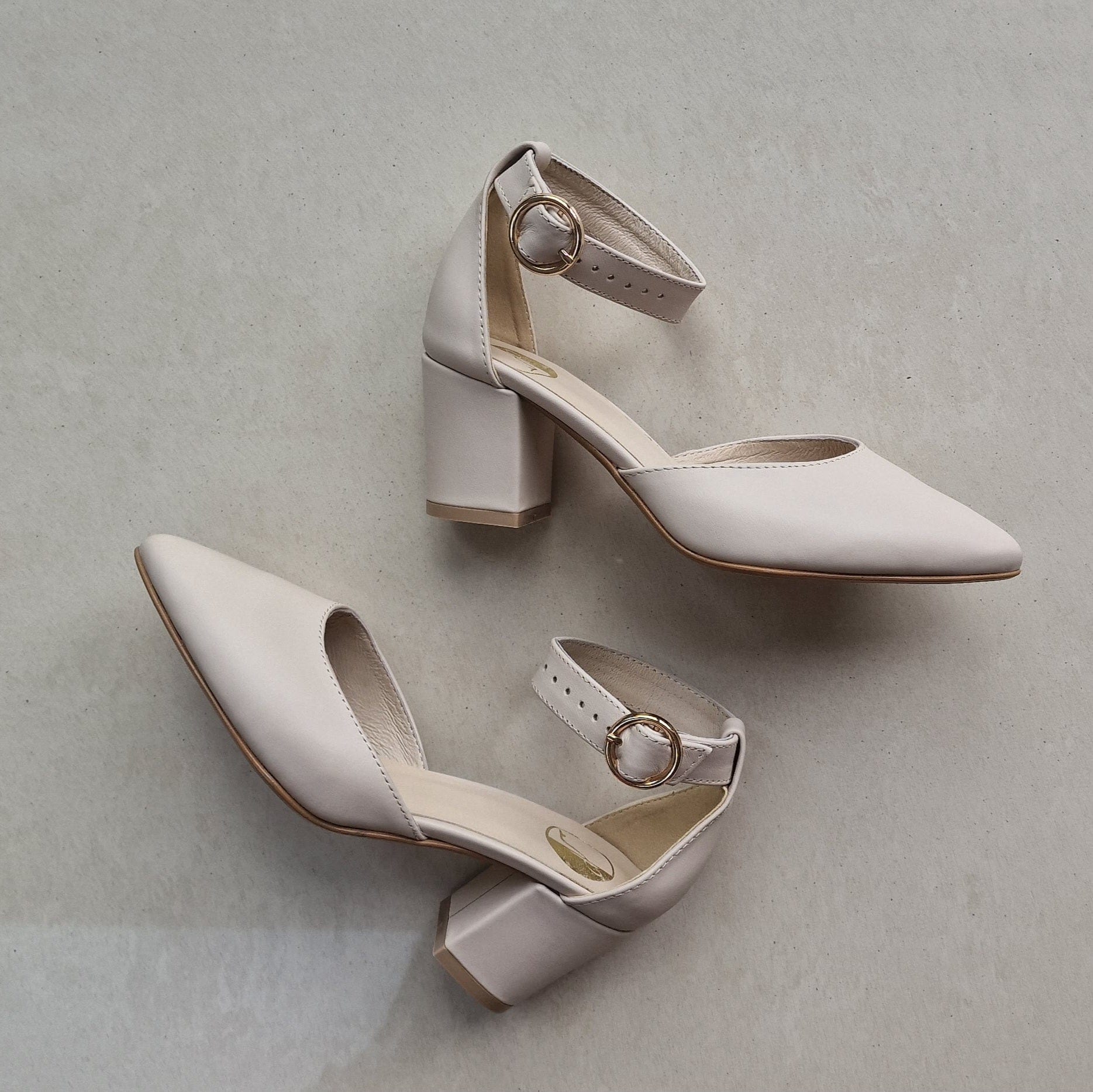 Small size nude leather ankle strap court heels