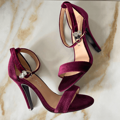 Small size petite heels in burgundy velvet