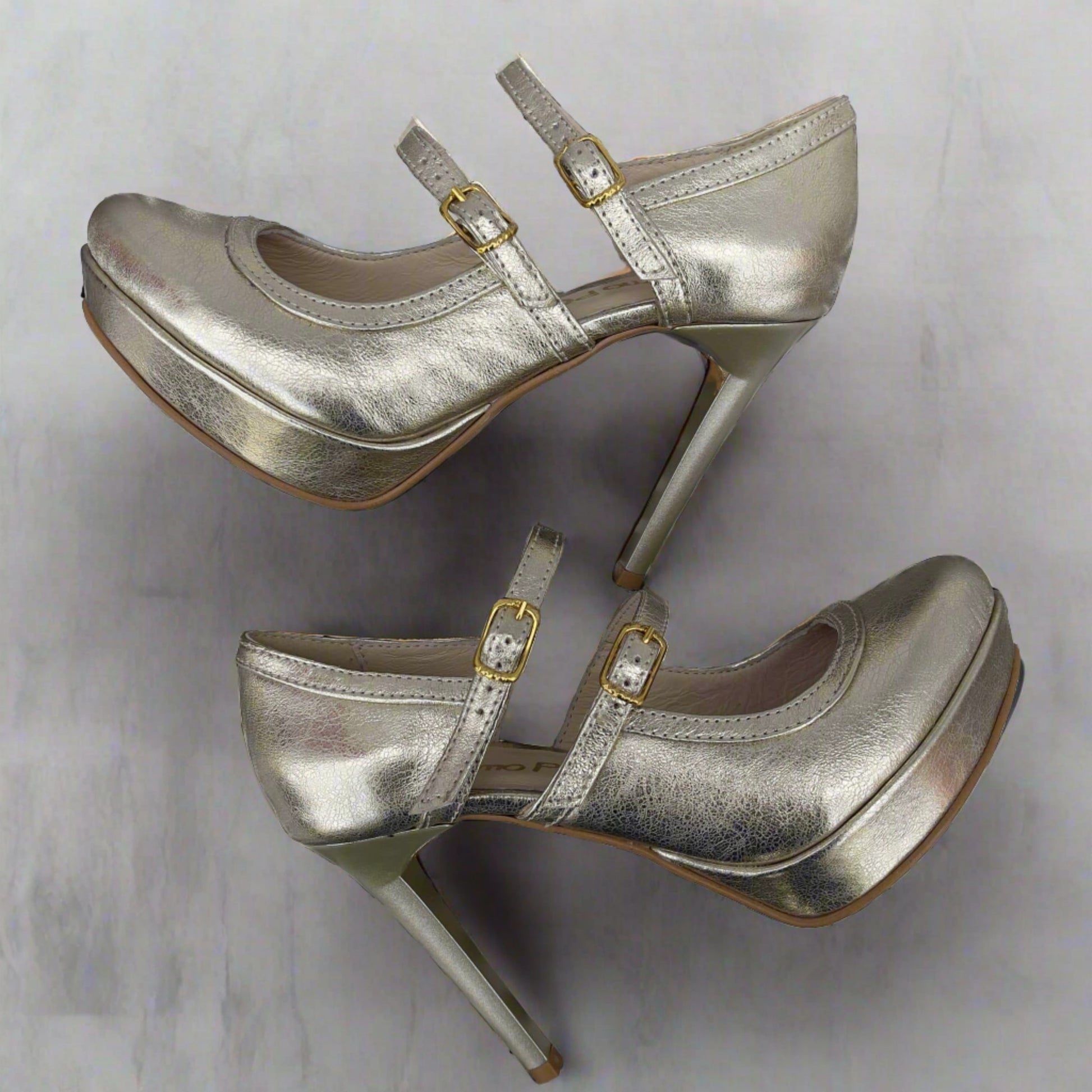 Small size platform sandals in gold leather, perfect for the wedding