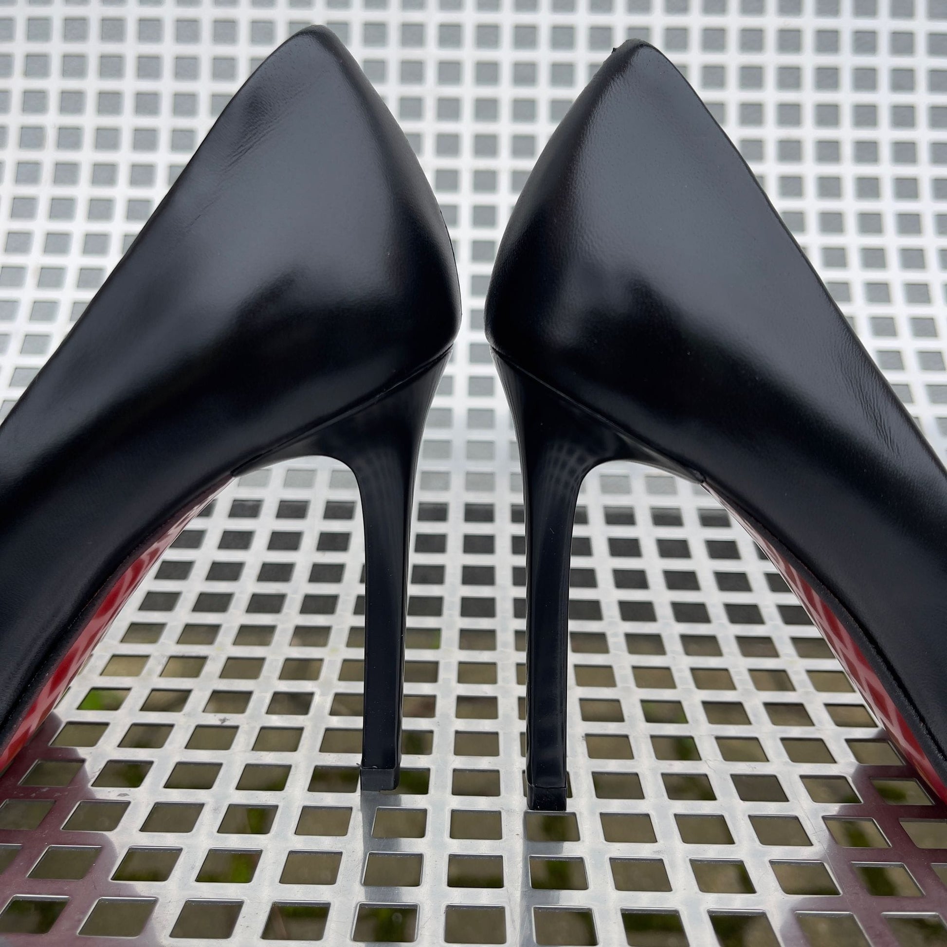 High stiletto court shoes with red sole