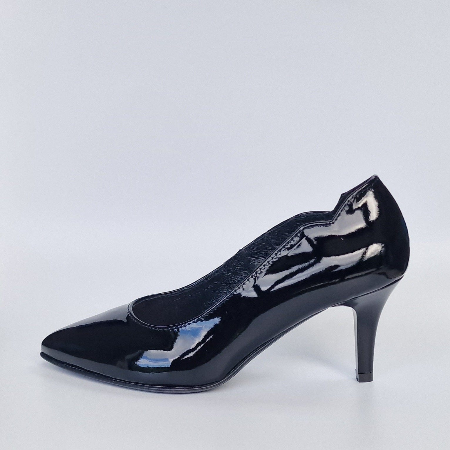 Petite size court heels in black patent leather 