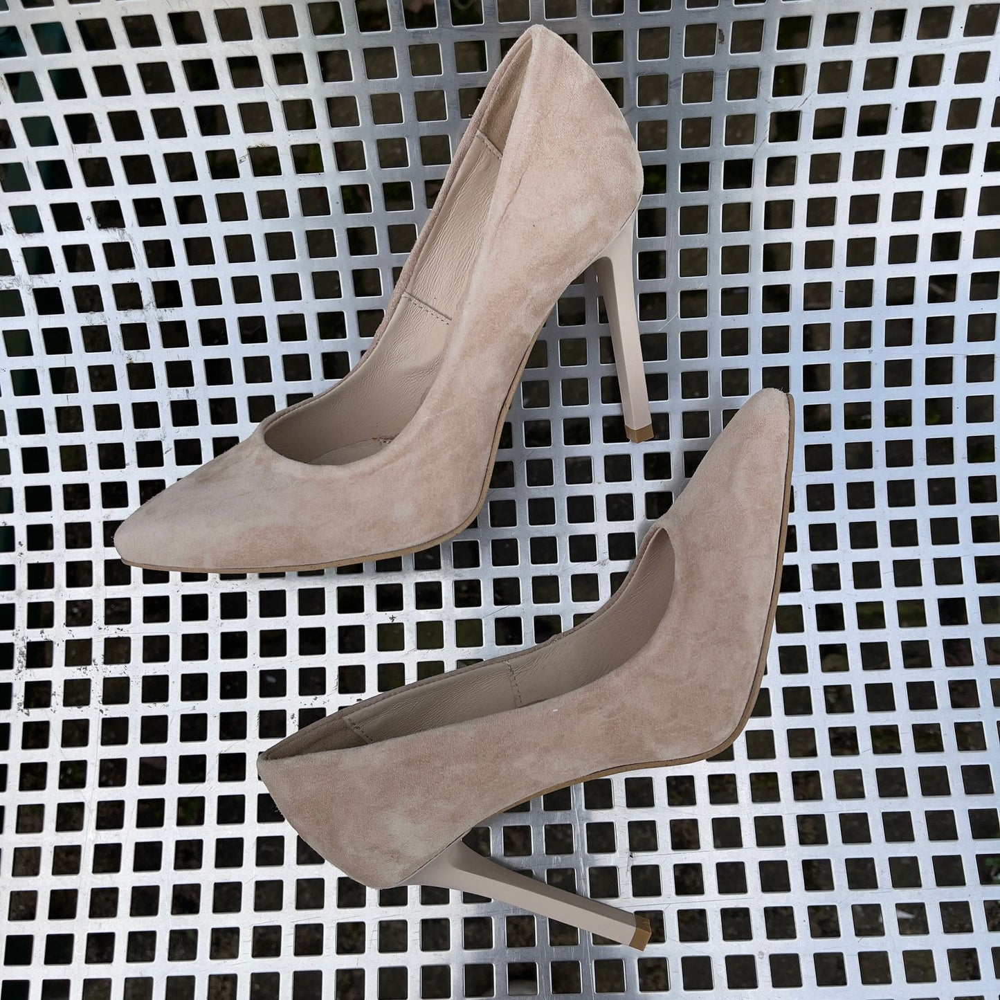 Nude suede leather court shoes