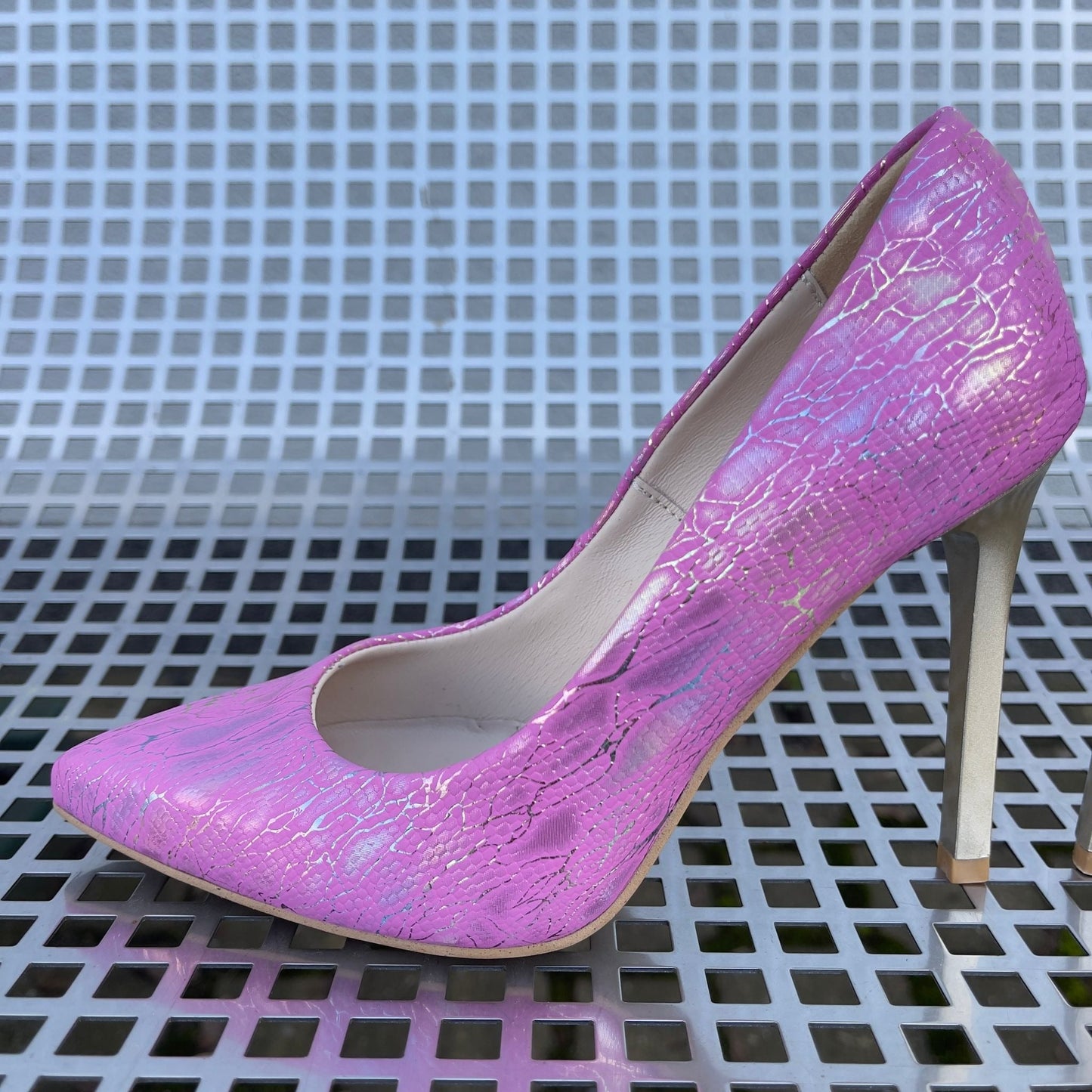Small size pointed toe  court heels in pink