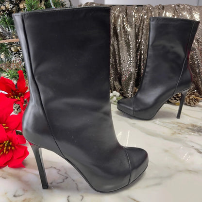 Small size black leather platform boots.
