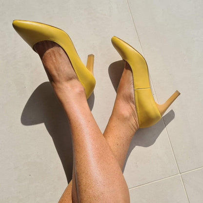 Pointed toe kitten heels in yellow leather