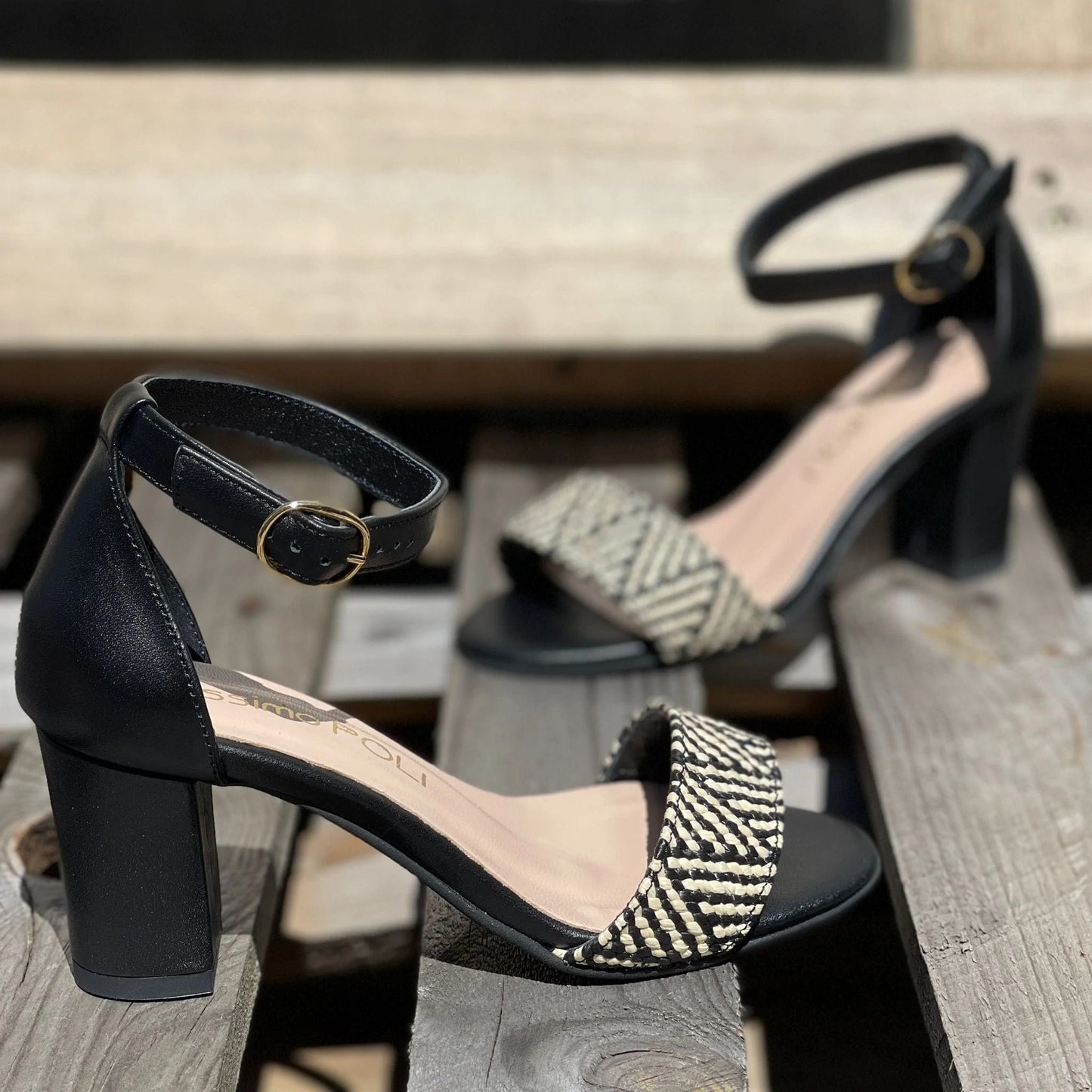 Ankle strap sandals in black leather.
