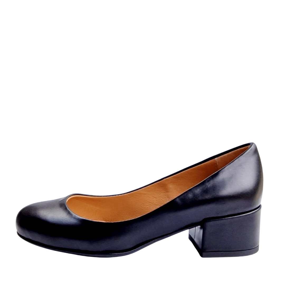Small size ladies court shoes set on a kitten heel