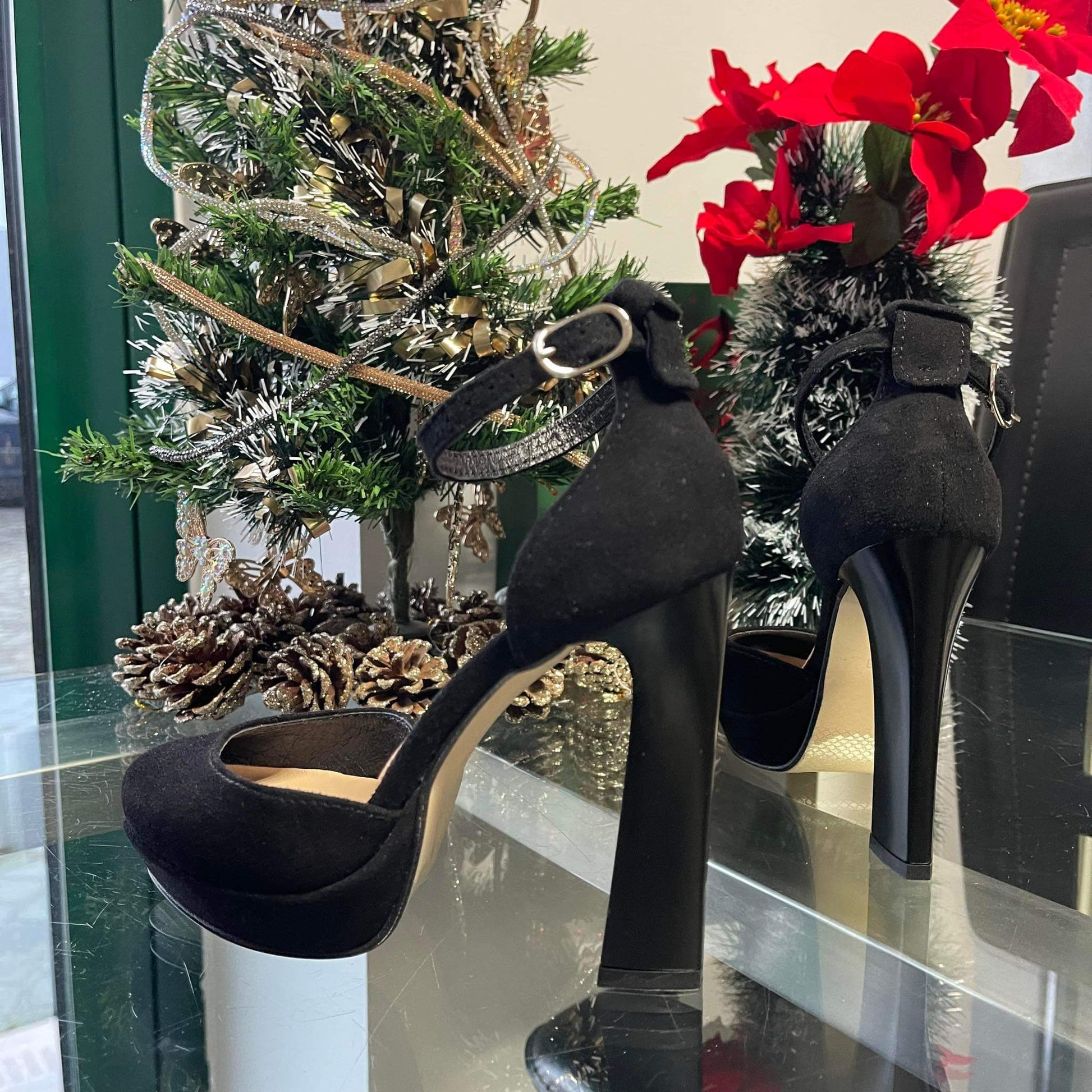Small size platform heels in black suede