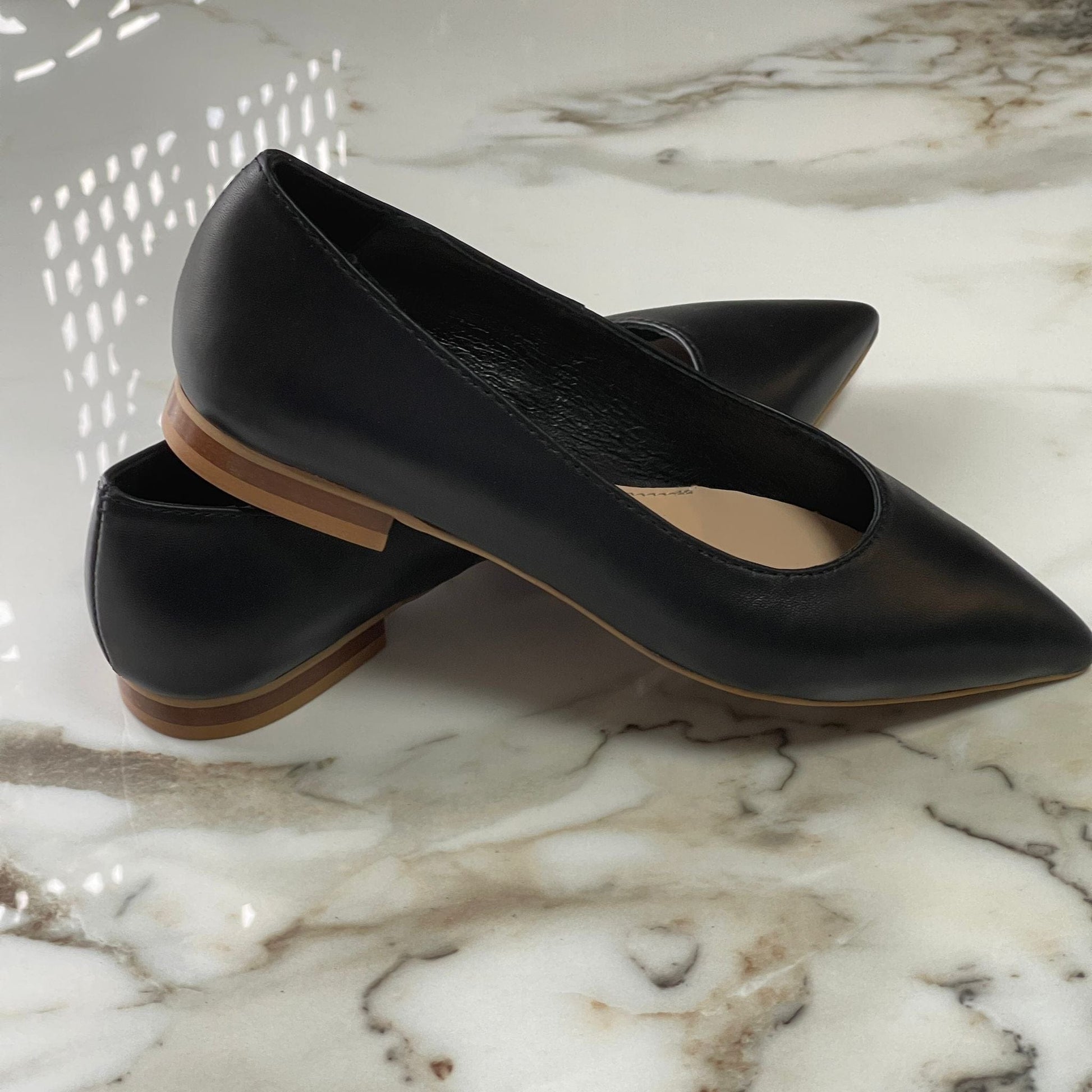 Pointes toe small size ballerina pumps in black leather