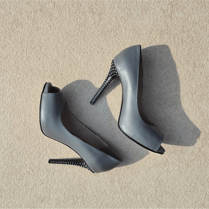 Open toe court heels in grey leather
