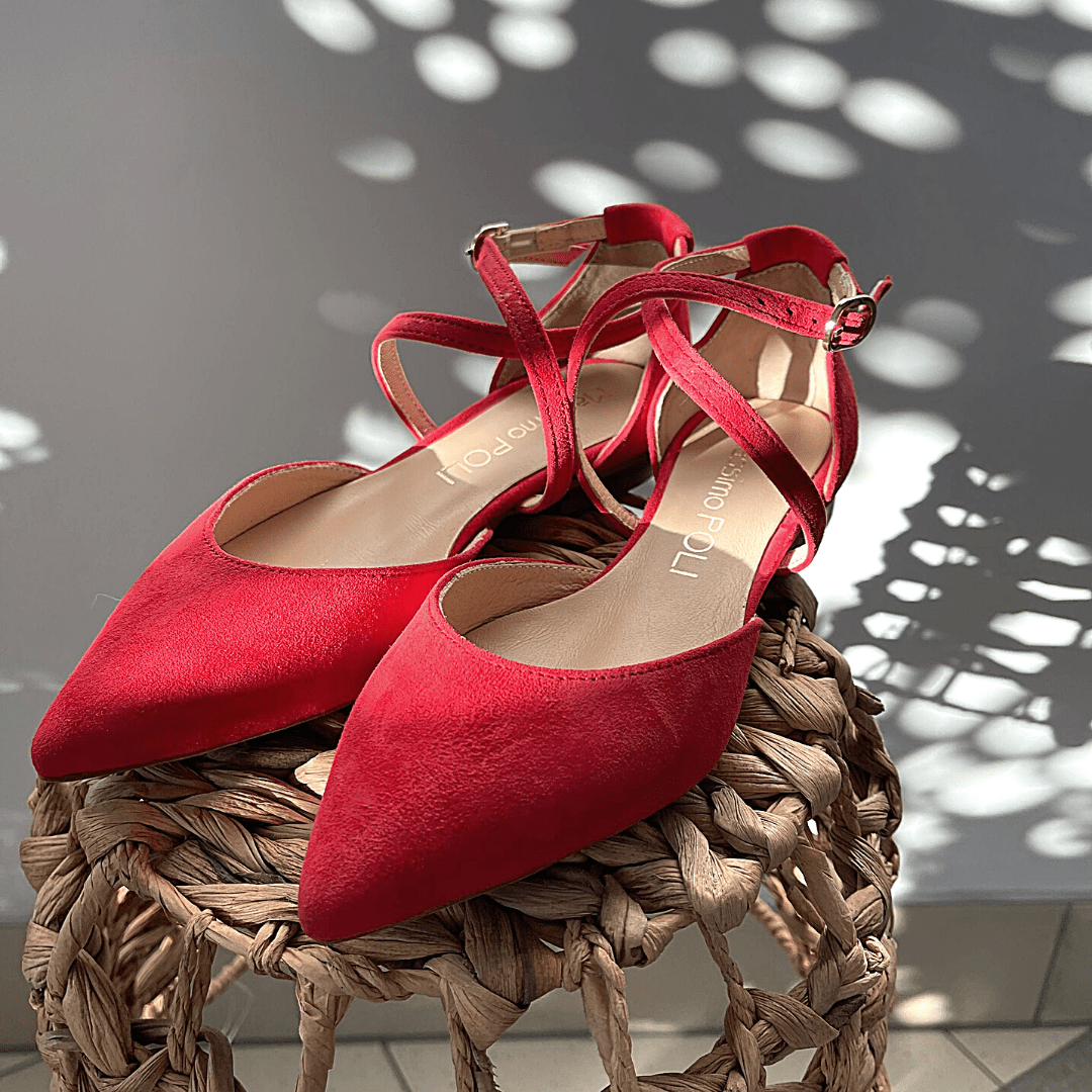 Pointed toe flat pumps in red suede