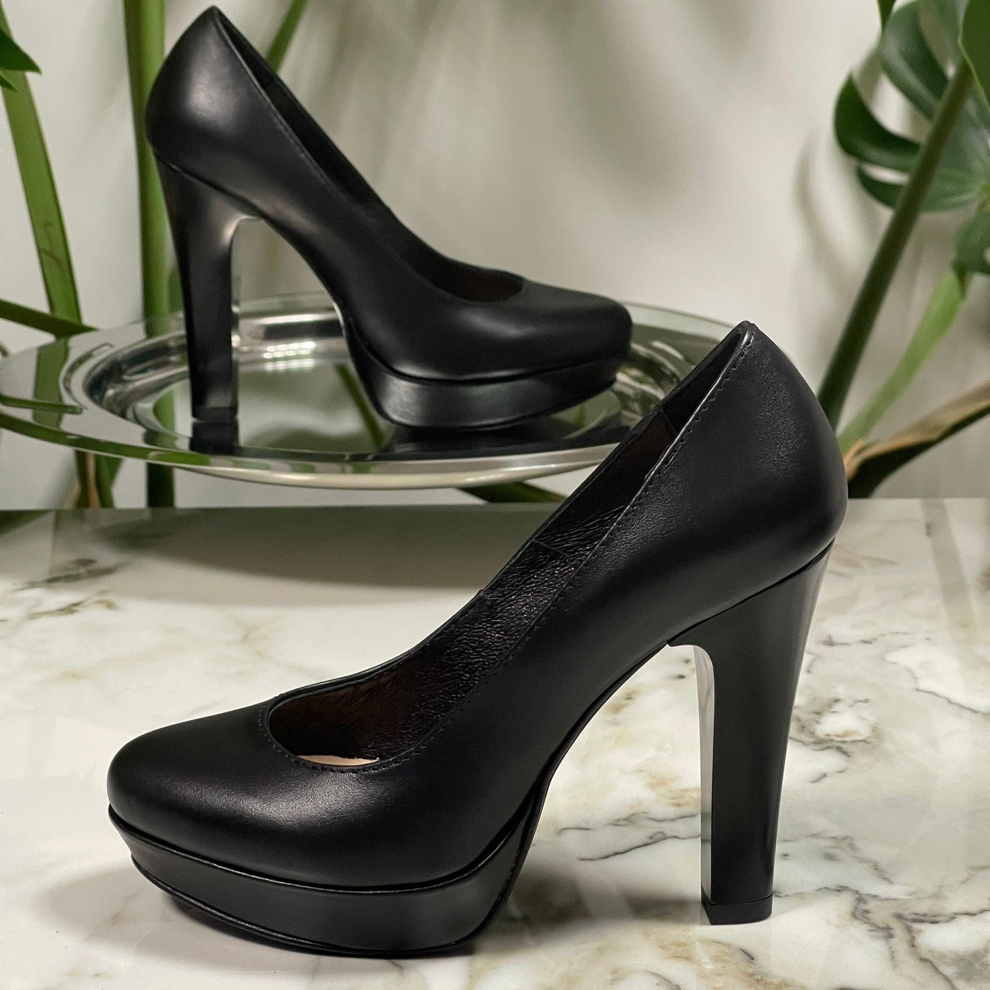 Small size platform court heels in black leather