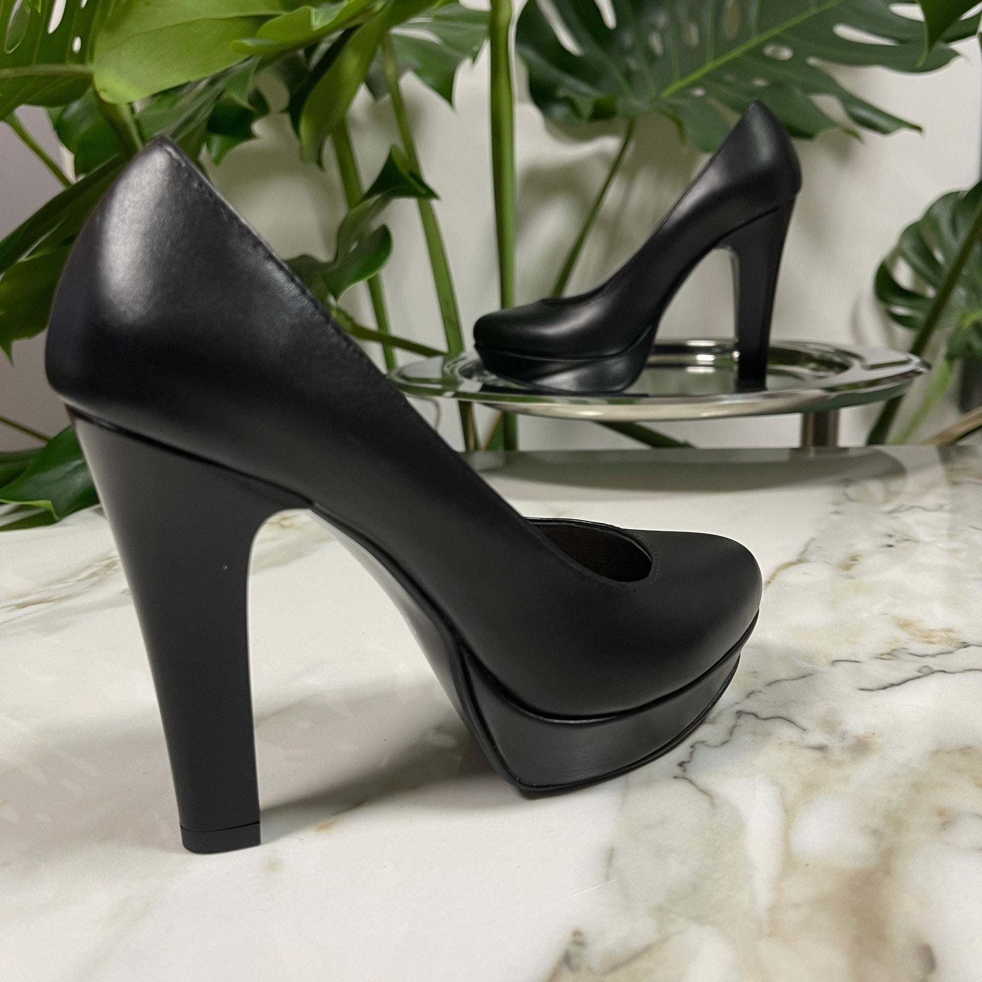 Small size platform court heels in black leather