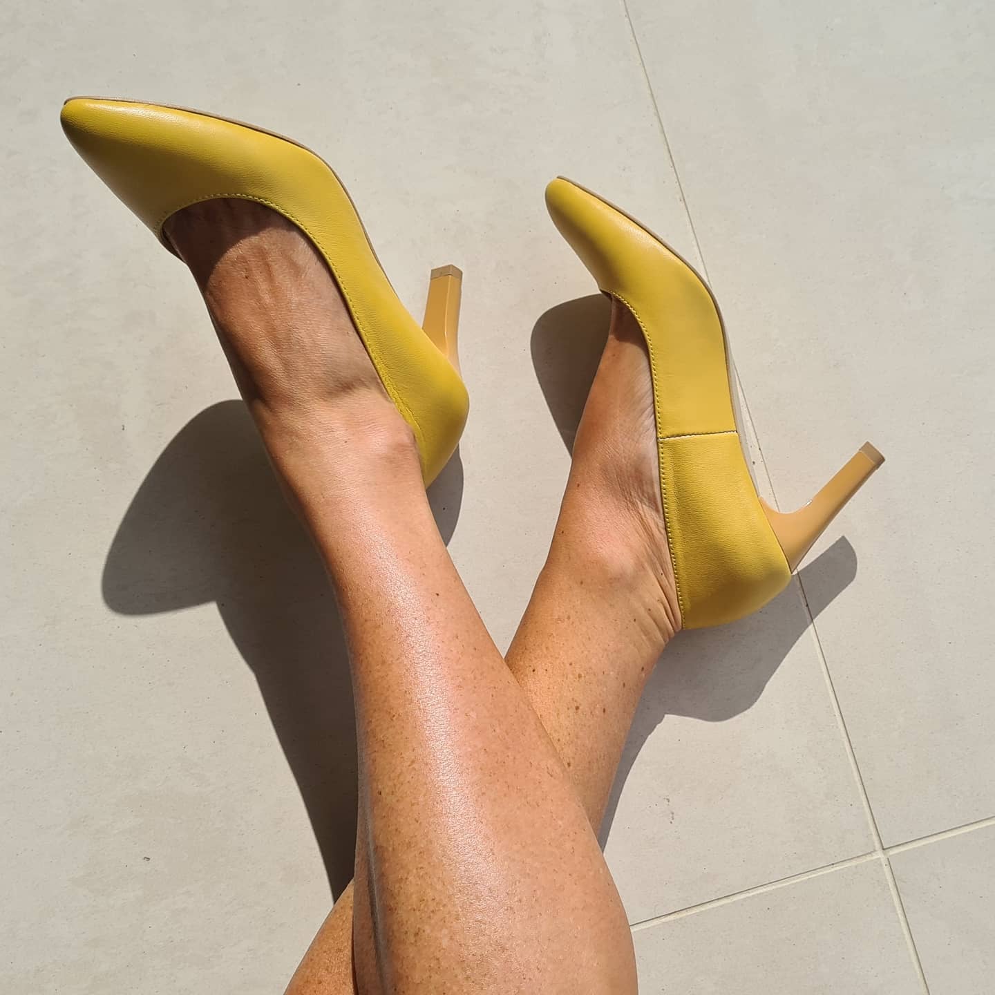 Pointed toe court heels in yellow leather