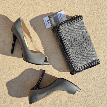 Open toe court heels in grey leather and a matching grey clutch