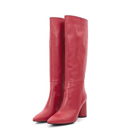 Pointed toe boots in red leather