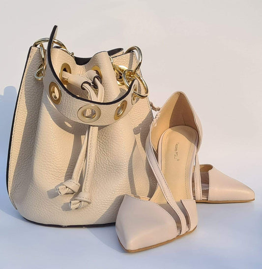 Small bucket bag in nude leather with a matching court heel shoe