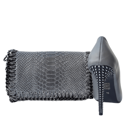 High heel court shoe in grey leather and a matching leather clutch bag