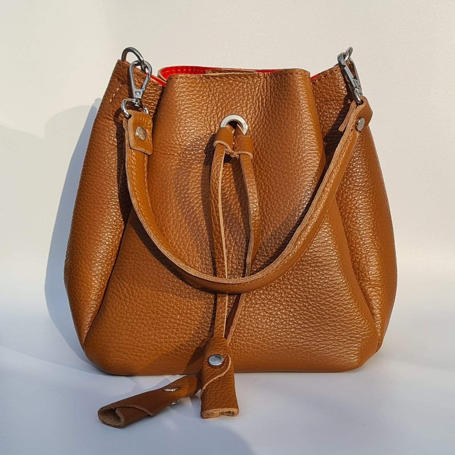 Small bucket bag in tan leather with a tassel