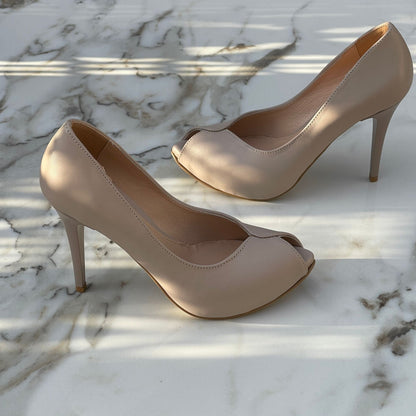 Peep toe courts in nude leather