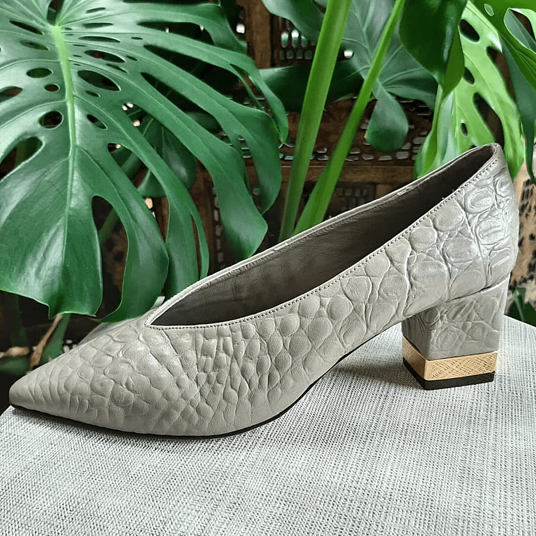 Pointed toe court shoes set on a mid heel in grey leather