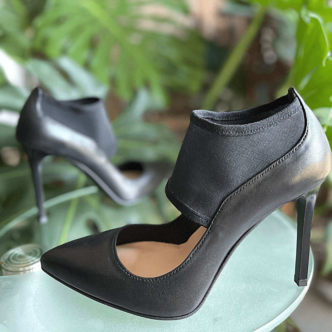 Pointed toe petite court heels in black leather