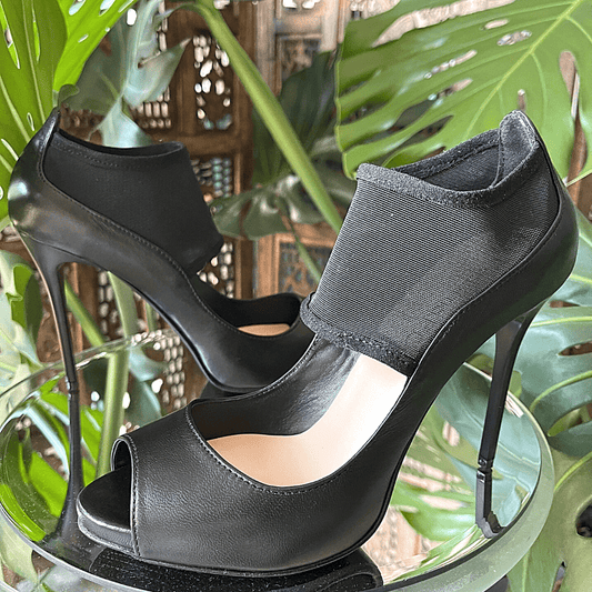 Open toe court heels in black leather