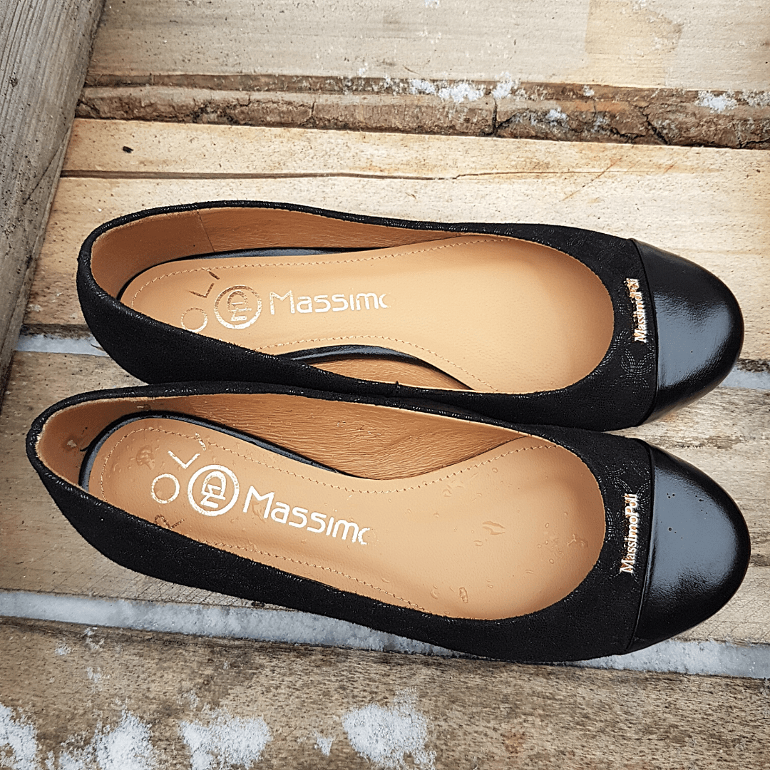 Petite size ballerina pumps in black leather with a designer logo