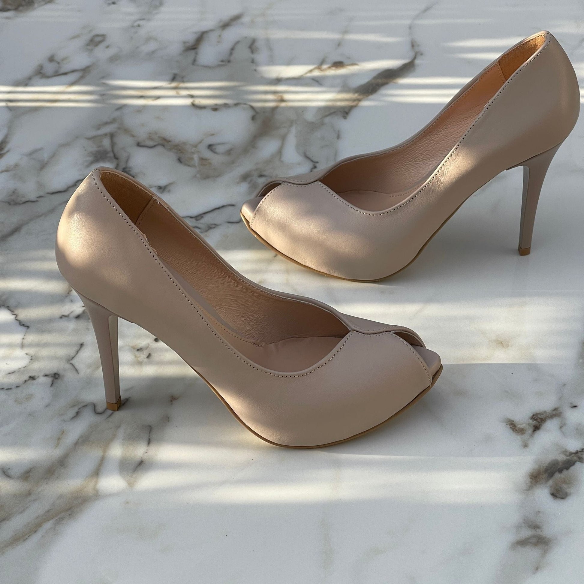 Peep toe courts in nude leather