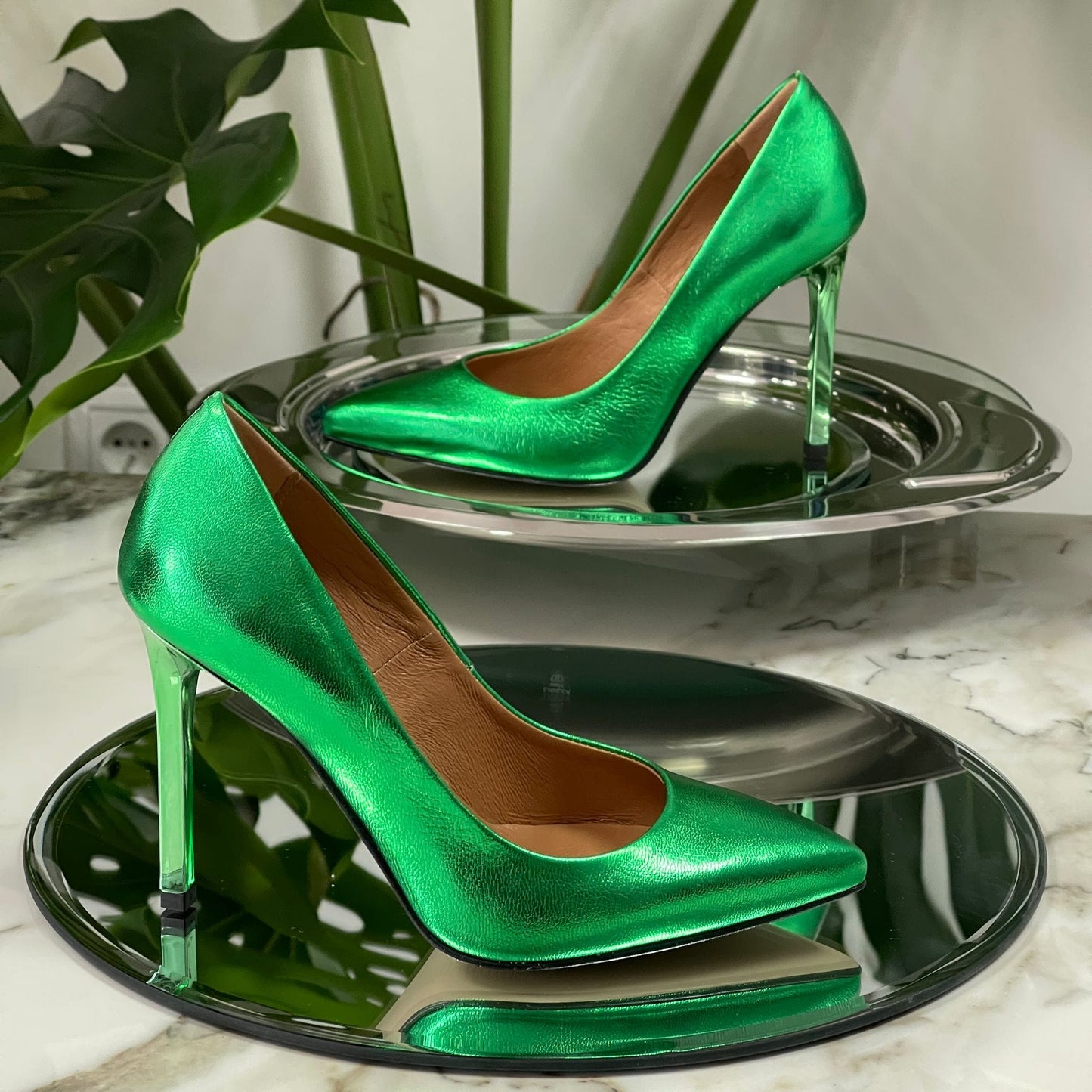 Small size ladies court heels in green leather