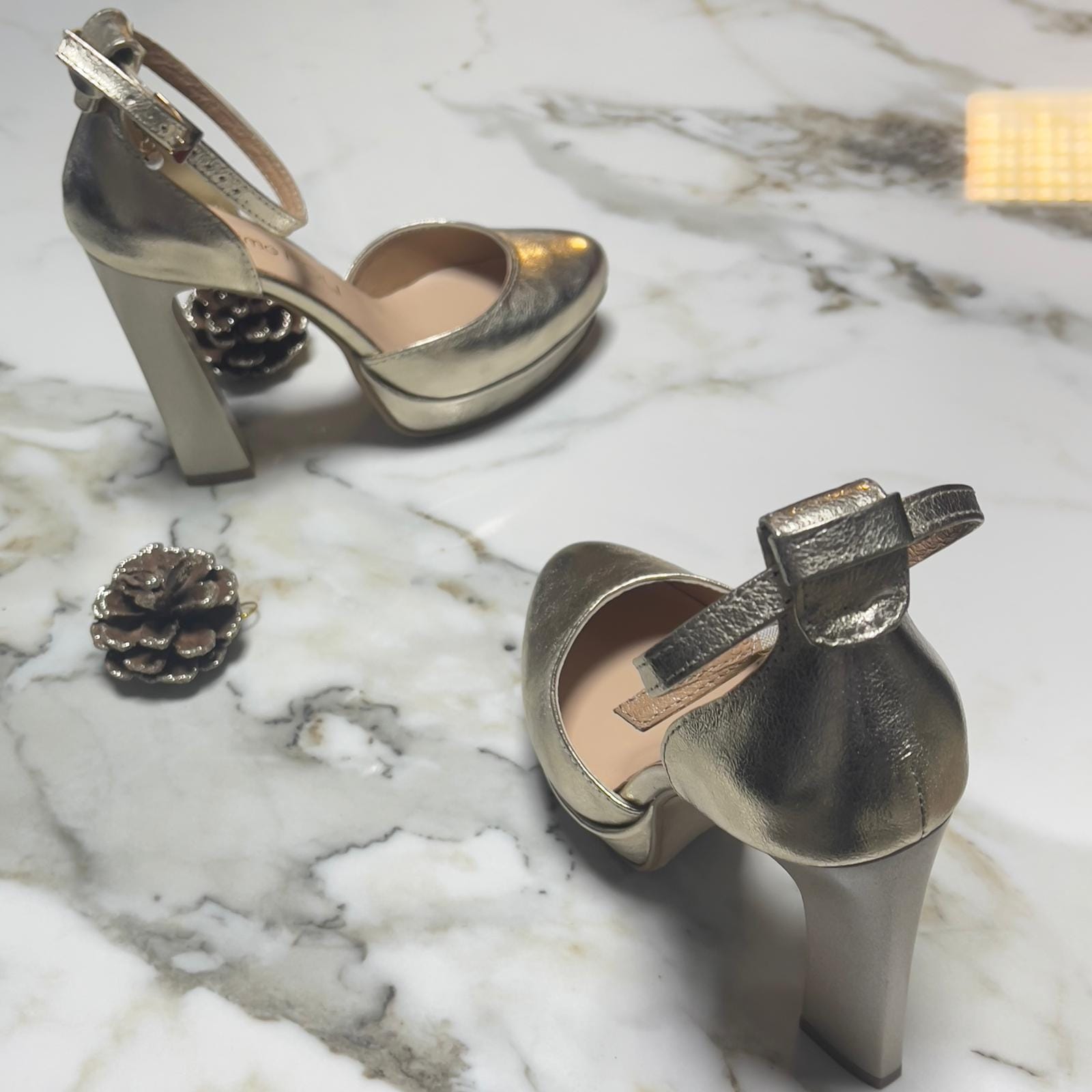 Petite platform heels in gold leather 