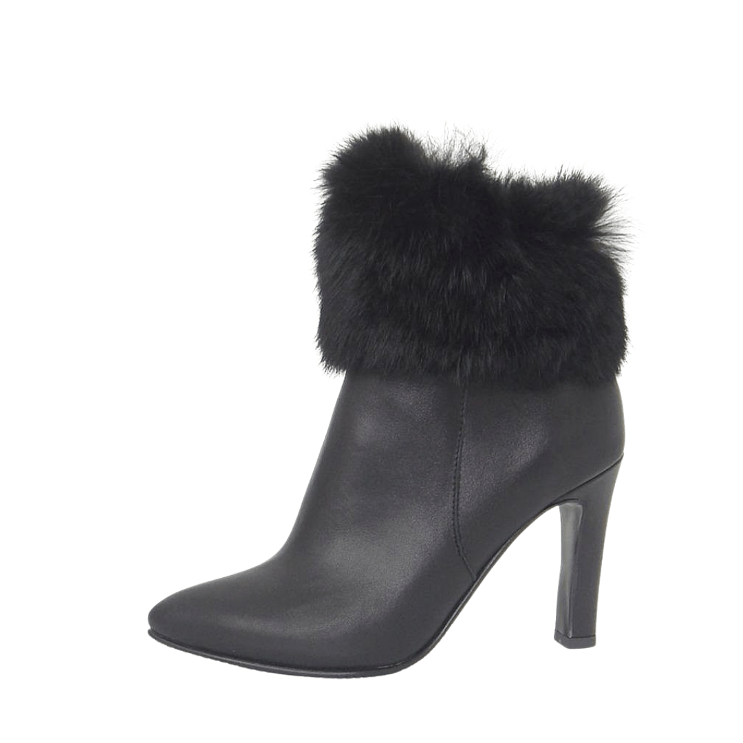Mid heel ankle boots in black leather with a fur trim