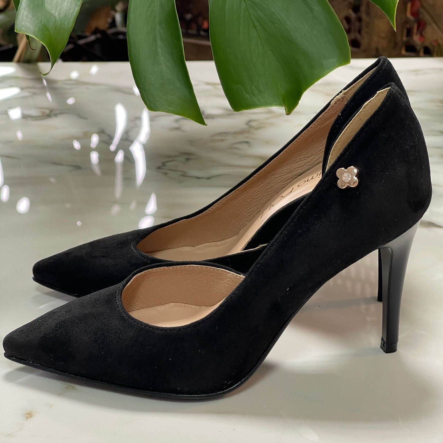 Pointed toe court heels in black suede