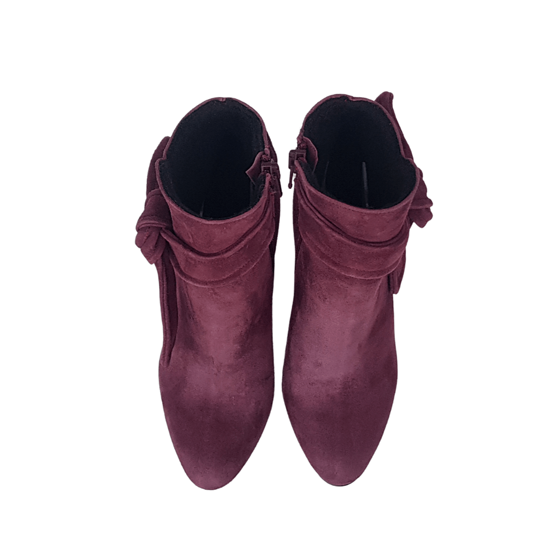 Almond to ankle boots in burgundy leather